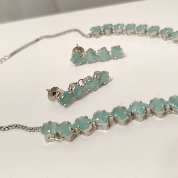 Light green choker necklace and earrings set with green stone jewels - Picture 5 of 8